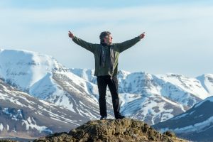 Kuvassa Pekka Simojoki vuoren päällä.